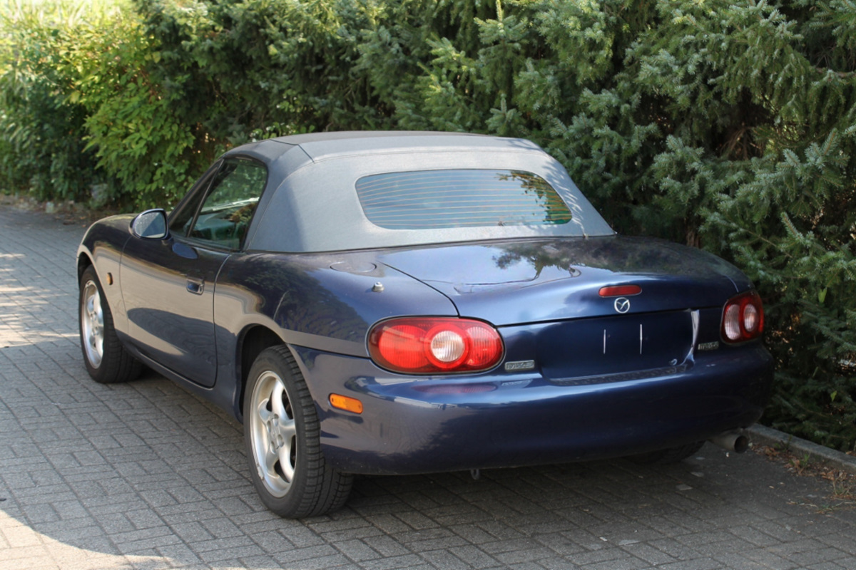 Mazda MX 5 Verdeck 1 teilig mit Glas-Fenster Roadster, Convertible, Blaues Auto, Rückseite, Alufelgen