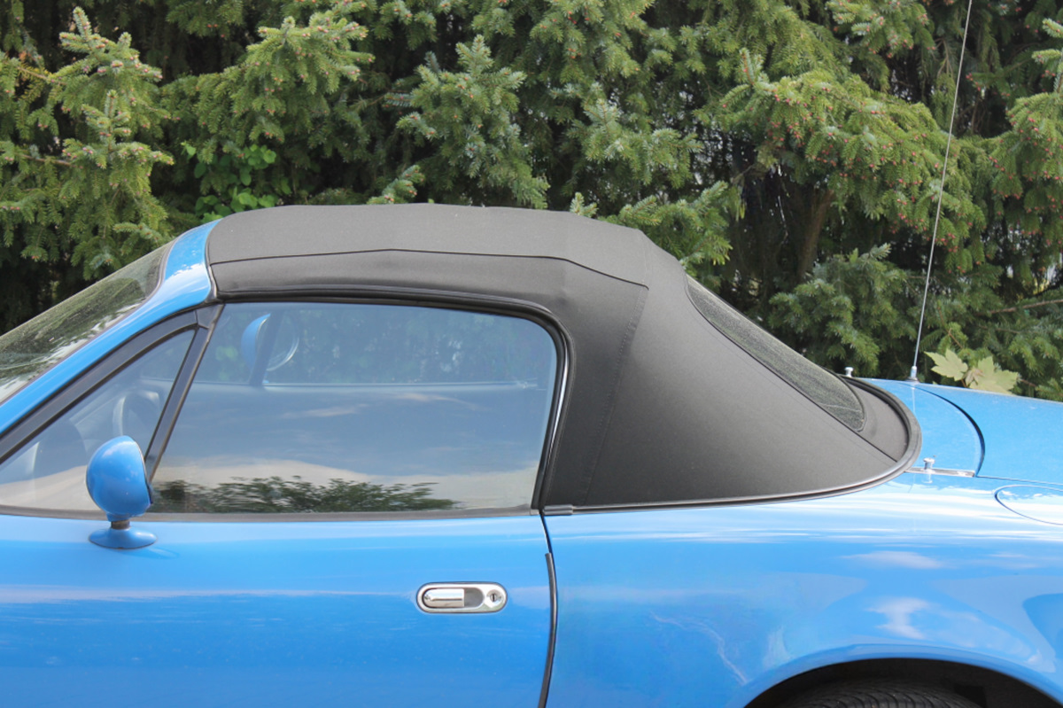 Mazda MX 5 CabrioVerdeck mit Glasscheibe zweiteilig Convertibles, Auto blau, Softtop, Seitenansicht, Türgriff, Sportwagen, blau, Cabrio, Stoffverdeck, Seitenspiegel